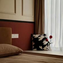 106m2現(xiàn)代輕法式三居，既要視覺的寬敞，又要充足的收納，還要住得舒適有品質(zhì)！