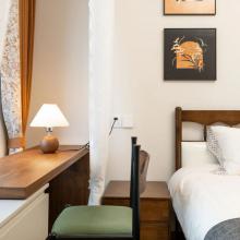 128㎡原木中古風(fēng)：巧用留白與軟裝，打造通透舒適居所！