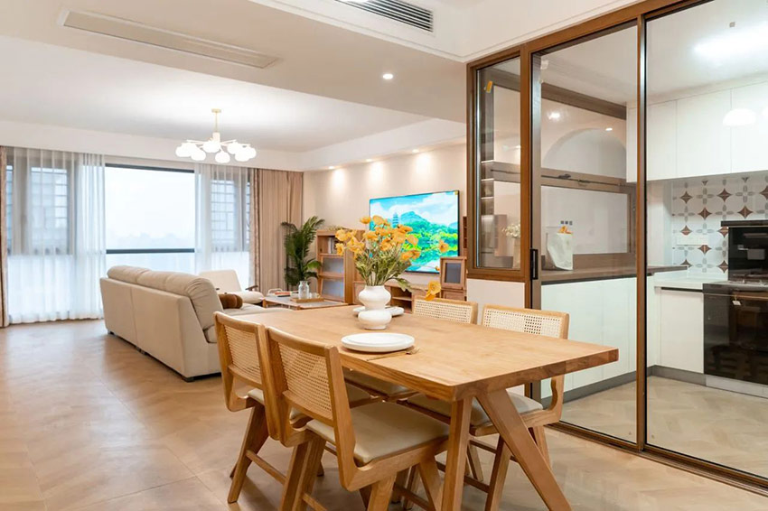 128㎡原木中古風(fēng)：巧用留白與軟裝，打造通透舒適居所！