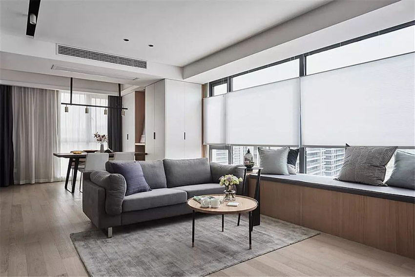84平的小戶型二居室，客廳里有個長飄窗，輕松擴容